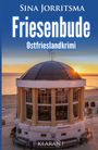 „Sina Jorritsma: Friesenbude. Ostfrieslandkrimi. KLARANT.“ Gebäude am Strand im Sonnenuntergang, Rundbau mit Kuppel.