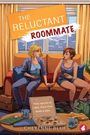 Titel: "The Reluctant Roommate". Zwei Frauen sitzen auf einem Sofa, halten sich an den Händen. Eine Pizza liegt auf dem Tisch.