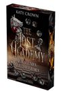 Das Bild zeigt ein Buchcover. Der Titel ist "The Lost Academy". Darunter steht: "Liebe gefunden, Verstand verloren". Es gibt blutbefleckte Schachfiguren und Würfel.