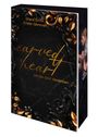 "Carved Heart. Ich bin dein Verderben." Goldene Buchstaben, schwarze und goldene Blätterverzierung, Mann am Rand.