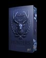Text: Harley King, Payton College, PC, Hunters, Villain King, Black Edition. 

Beschreibung: Ein geprägtes Wappen mit Hirschgeweih und florales Muster.