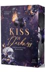 "Kiss of Darkness. Grenzenlose Hingabe. Dark Mafia Romance." Dunkles Design mit Schädel, Schmetterling und Rosen.
