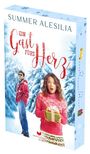 SUMMER ALESILIA, EIN GAST FÜRS HERZ. Eine Illustration mit einem Mann im roten Mantel und einer Frau mit Geschenk im Schnee.