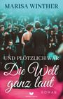 Titel: "Und plötzlich war die Welt ganz laut". Autorin: Marisa Winther. Ein Paar auf einem roten Teppich vor Fotografen.