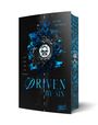 „Driven by Sin“ von Lilien Ortwein. Schwarzer Hintergrund, blaue und schwarze Rosen, Schädel-Design in der Mitte.
