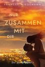 "Nur zusammen mit dir" steht in großen Buchstaben. Ein Paar umarmt sich bei Sonnenuntergang mit Blick auf eine Stadt.