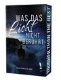 Buchtitel: "WAS DAS Licht NICHT BERÜHRT" von Silvia Maria de Jong. Hintergrund zeigt eine Küste bei Dämmerung.
