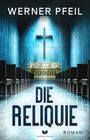 WERNDER PFEIL, DIE RELIQIE, ROMAN. Ein blauer Kirchensaal mit Holzbänken und Altar, darüber ein großes Kreuz.