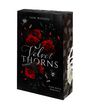 „Sam Woods, Velvet Thorns, Dark Mafia Romance.” Drei rote Rosen, Pistole und Kugeln vor schwarzem Hintergrund.