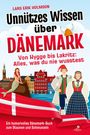 "Lars Erik Homlson. Unnützes Wissen über Dänemark. Illustration mit Meerjungfrau, traditionell gekleideten Personen und Flagge."