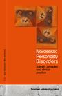 "Narcissistic Personality Disorders: Scientific principles and clinical practice." Illustration von Orang-Utan-Gesichtern.