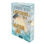 „Lightning in a Mason Jar“ von Catherine Mann. Ein Einmachglas mit leuchtendem Inhalt schwebt im Wasser, umgeben von Blättern.