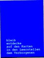 Weiße serifenlose Schrift auf blauem Hintergrund: "bleib entdecke auf den Karten in den Leerstellen dem Verborgenen".