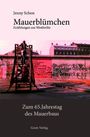 Text oben: "Jenny Schon - Mauerblümchen - Erzählungen aus Westberlin". Unten: "Zum 65. Jahrestag des Mauerbaus". Im Hintergrund eine Mauer mit Graffiti und eine kleine Holztreppe, auf der drei Personen stehen.