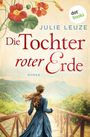 "Die Tochter roter Erde" von Julie Leuze, Roman. Eine Frau in blauem Kleid steht auf einer Brücke vor hügeliger Landschaft. 