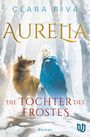 „CLARA RIVA: AURELIA - Die Tochter des Frostes“. Illustration: Frau in blauem Umhang mit einem Wolf im Schneewald.