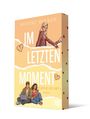Buchcover mit Text: "Maxine Reuker, Im letzten Moment, Paper Hearts, Roman." Zwei Figuren, ein Paar, sitzen am Boden.