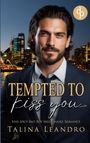 Text: "Tempted to Kiss You", "Eine spicy Bad Boy Millionaire Romance", "Talina Leandro". Mann im Anzug, Skyline im Hintergrund.