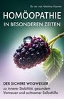 Text: "HOMÖOPATHIE IN BESONDEREN ZEITEN. Der sichere Wegweiser zu innerer Stabilität." 
Eine Brombeere auf einem dunklen Hintergrund.