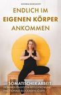 "Endlich im eigenen Körper ankommen" – Eine Frau meditiert im Schneidersitz vor einem großen, gelben Kreis.