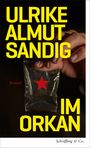 „ULRIKE ALMUT SANDIG IM ORKAN“, „Roman“ in Rot. Hand hält Tütchen mit rotem Stern und schwarzem Pulver.