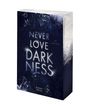 "NEVER LOVE DARKNESS" von Jay Lahinch. Dunkelblaue, sternenklare Nacht mit floralen Mustern. BOOKAPI VERLAG unten.
