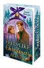 "Feels Like Christmas Again" von Katie McLane. Illustration: Paar unter Kugel, winterliches Dorf, Tannenbäume und Schneeflocken.