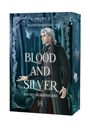 "BLOOD AND SILVER: RUF DES SILBERWALDES" von Nadine Hofstetter. Ein Mann mit langem, silbernem Haar in einem Wald.