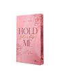 "HOLD ME Bella & Rosa" in großer Schrift. Rosa Hintergrund mit floralen Illustrationen, elegante und romantische Gestaltung.