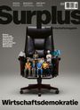 Titel: Surplus - Das Wirtschaftsmagazin. Text: "Unsere Demokratie steht vor dem Abgrund: Um sie zu retten, braucht es mehr Wirtschaftsdemokratie." Ein großer Bürostuhl, darauf diverse Personen in Berufsbekleidung.