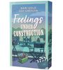 „Feelings Under Construction“ steht auf einem Buchcover mit Filmkamera, Regiestuhl und Werkzeugkasten vor einem Haus.