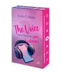 Text: "Grace C. Node", "The Voice - eine Stimme zum Verlieben". Illustration: Smartphone mit Kopfhörern, pinker Hintergrund.