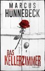 Text: "MARCUS HÜNNEBECK", "DAS KELLERZIMMER", "THRILLER". Rot-weiße Tür mit roter Rose und Vorhängeschloss.