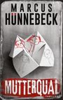 "Marcus Hünnebeck MUTTERQUAL Thriller." Ein Origami-Faltspiel mit Kinderzeichnungen auf einem Tisch.