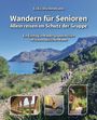 "Wandern für Senioren: Allein reisen im Schutz der Gruppe". Malerische Landschaft mit Wanderern, mediterraner Küste, alten Gebäuden.