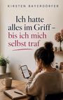 Text: „Ich hatte alles im Griff – bis ich mich selbst traf“. Frau blickt auf ein Handy, Tasse und Notizbuch auf dem Tisch.