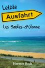 Text: "Letzte Ausfahrt Les Sables-d'Olonne, Hermes Bach". Ein gelbes Straßenschild vor Strand und Meer.