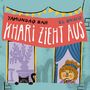 Ein rotes Banner mit "Khari zieht aus". Links eine schwarze Katze, rechts ein Kind vor einem Vorhang.