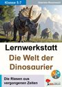 Texte: "Klasse 5-7", "Gabriela Rosenwald", "Lernwerkstatt Die Welt der Dinosaurier", "Die Riesen aus vergangenen Zeiten". Eine Illustration von Dinosauriern in einer Waldlandschaft mit Bergen.