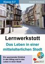 "Klasse 5-7", "Lernwerkstatt", "Das Leben in einer mittelalterlichen Stadt", Illustration einer Altstadtstraße.