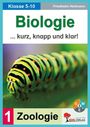 „Biologie ... kurz, knapp und klar! Zoologie.“ Bild einer bunten Raupe auf einem Blatt.