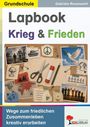 Text: Grundschule, Gabriela Rosenwald, Lapbook Krieg & Frieden, Wege zum friedlichen Zusammenleben kreativ erarbeiten.  
Ein Korkbrett mit Fotos und Zeichnungen von Krieg und Frieden, Schere, Kleber und Bleistift.