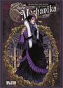 "Lady Mechanika" ist groß geschrieben. Eine elegant gekleidete Frau steht in einem reich verzierten, viktorianischen Raum.