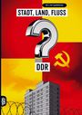 „STADT, LAND, FLUSS“; „DDR“; Illustration mit sozialistischem Symbol, Hochhaus, Stacheldraht, rot-gelbe Farben.