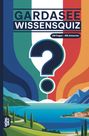 "GARDASEE WISSENSQUIZ", "100 Fragen – 400 Antworten". Illustration mit See, Bergen, und großen Fragezeichen.