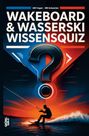 „Wakeboard & Wasserski Wissensquiz“ steht in großen Buchstaben. Illustration mit Fragezeichen und Wakeboarder bei Sonnenuntergang.