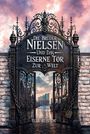 „Die Brüder Nielsen und das Eiserne Tor zur Welt“ steht auf einem reich verzierten, offenen Eisentor mit Schloss.