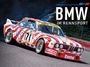"BMW im Rennsport 2027" neben einem rot-weiß gestreiften Rennwagen mit Aufschriften wie "UFO" und "Castrol".