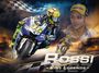 "Rossi - Eine Legende". Ein Motorradfahrer in Aktion, ein Fahrerporträt und Streckenbilder, mit Rennflaggen im Hintergrund.