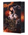 Text: „Darken the Sky“, „Lilien Ortwein“, „Skyrider Academy Buch I“. Zwei Personen in dramatischer Pose, feuriger Hintergrund.